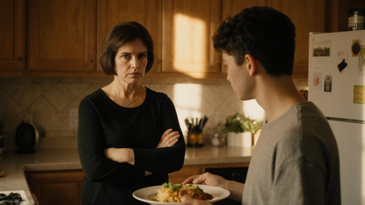 Мать и взрослый ребенок стоят напротив друг друга в кухне, напряжение в воздухе.