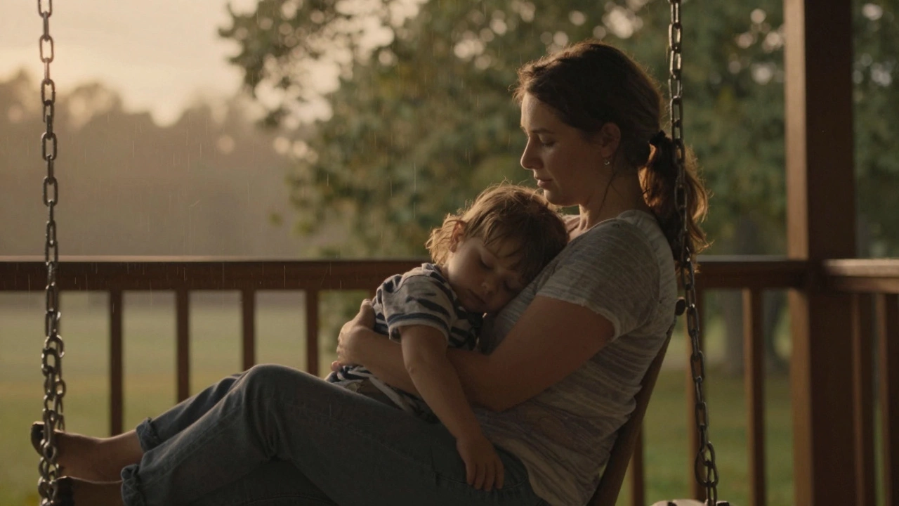 Родитель качает ребенка на качелях на закате, оба в спокойном ритме дыхания.