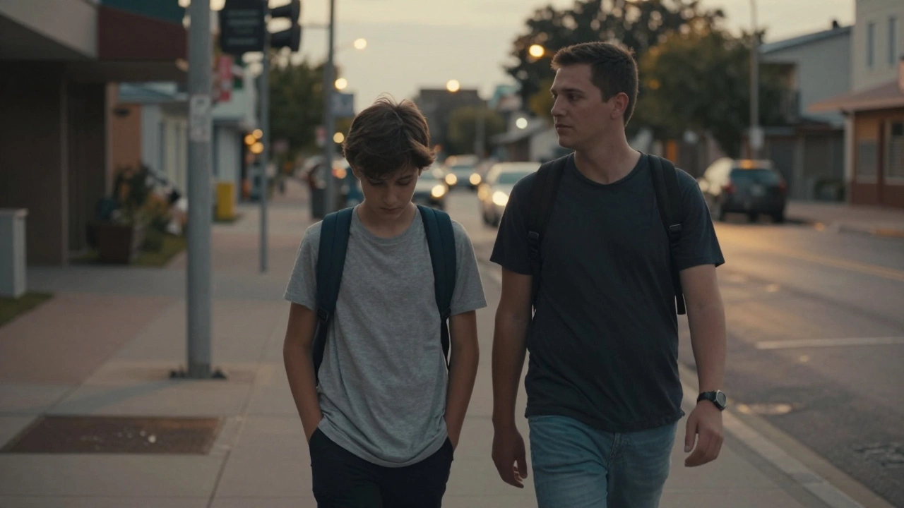 Подросток и родитель идут рядом в сумерках — без указаний, без давления, только вместе.
