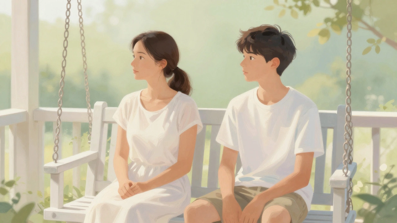 Мама и подросток сидят рядом в тишине, символизируя поддержку.