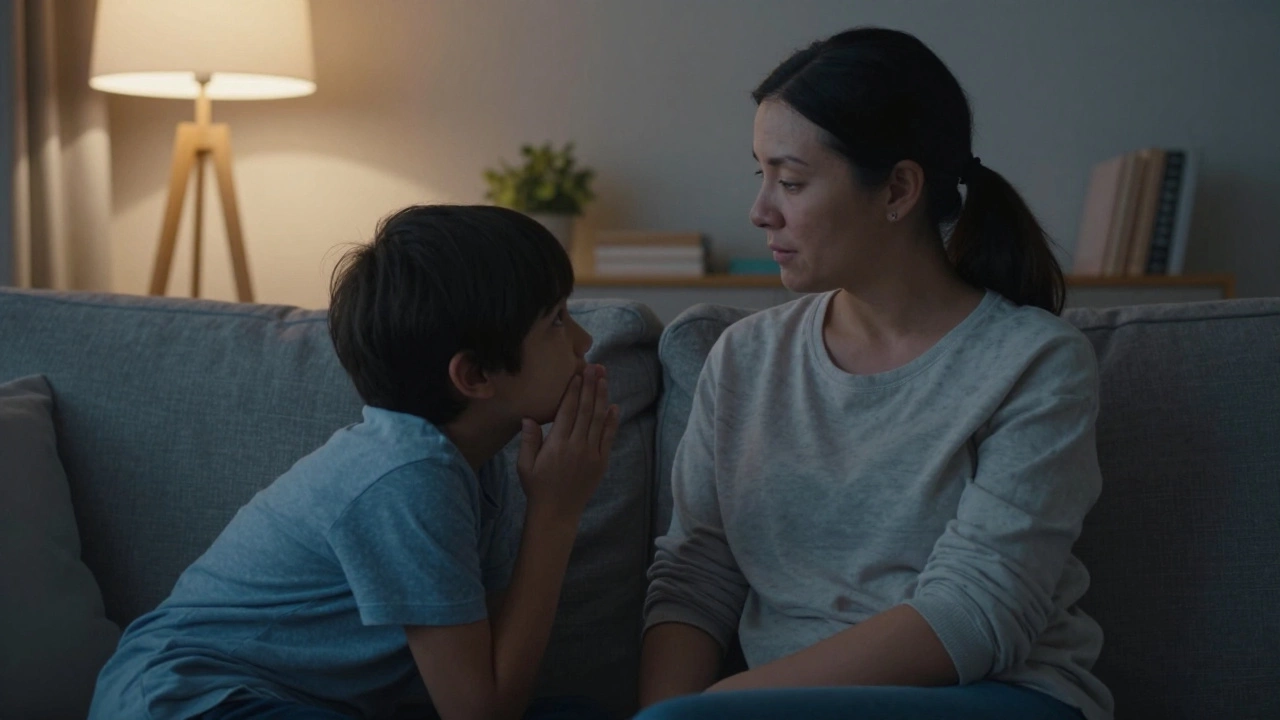 Мать и школьник сидят на диване и доверительно беседуют вечером.