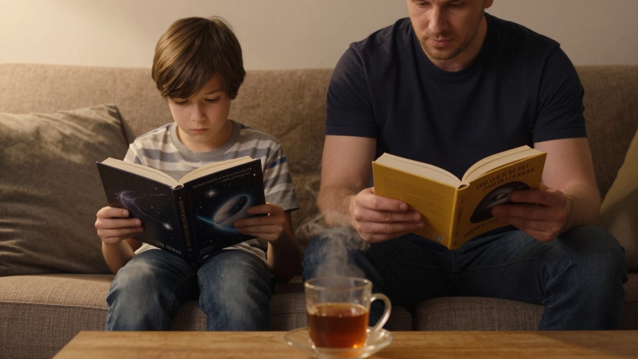 Ребёнок и родитель сидят рядом на диване, каждый читает свою книгу, между ними — чашка чая, тёплый свет.