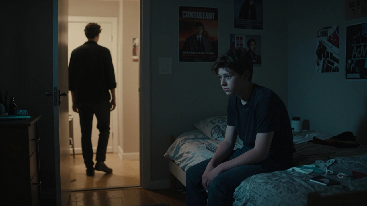 Подросток в своей комнате и силуэт родителя в открытой двери