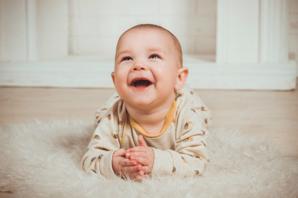 Когда ребенок начинает смеяться?